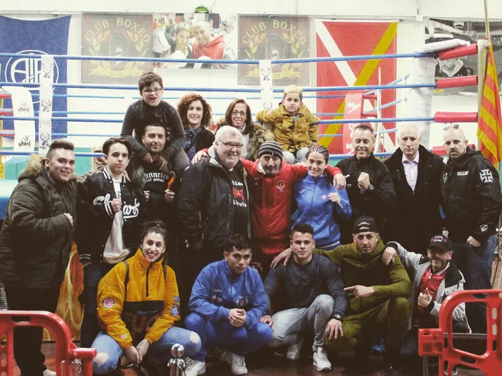 Foto de familia en un gran dia per a la boxa de Rubí / Foto: Joel Ruiz
