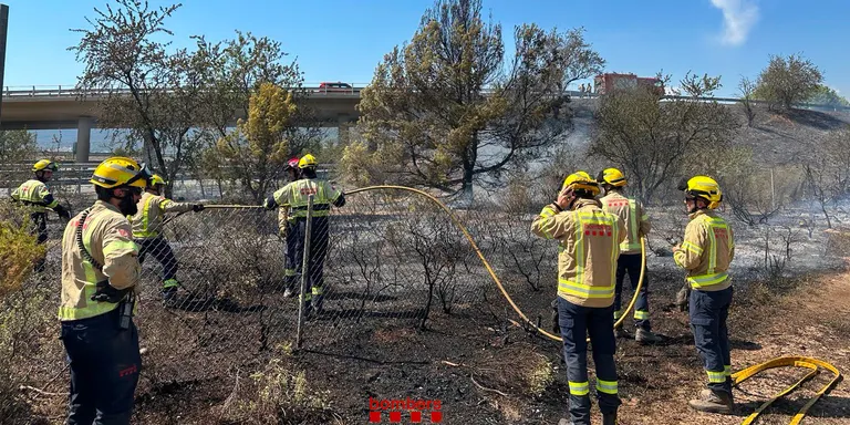 Els Bombers treballen en un incendi de vegetació al Pla de Santa Maria