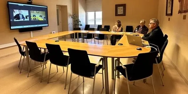 L'Ajuntament de Torredembarra digitalitza la Sala de Comissions per realitzar videoconferències