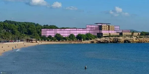 Ecologistes en Acció concedeix una bandera negra a la platja de la Savinosa pel projecte d’urbanització sobre l’antic preventori