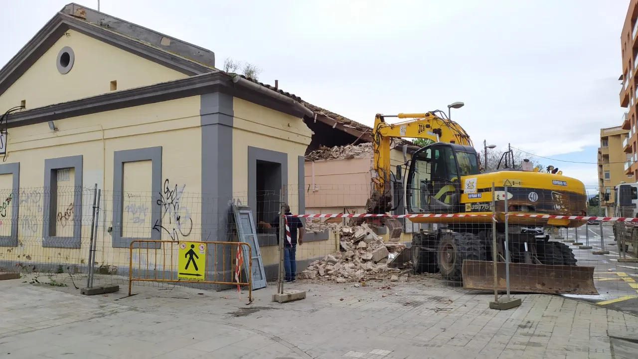 Podem Cambrils qualifica la demolició de l’estació com un “atemptat contra la història del municipi”