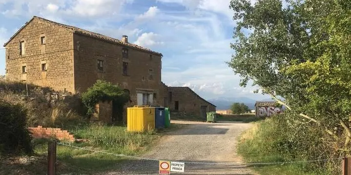 L'Ajuntament de Llobera tanca amb cadenes els contenidors de l'Hostal del Boix per acabar amb els abocaments incontrolats de deixalles