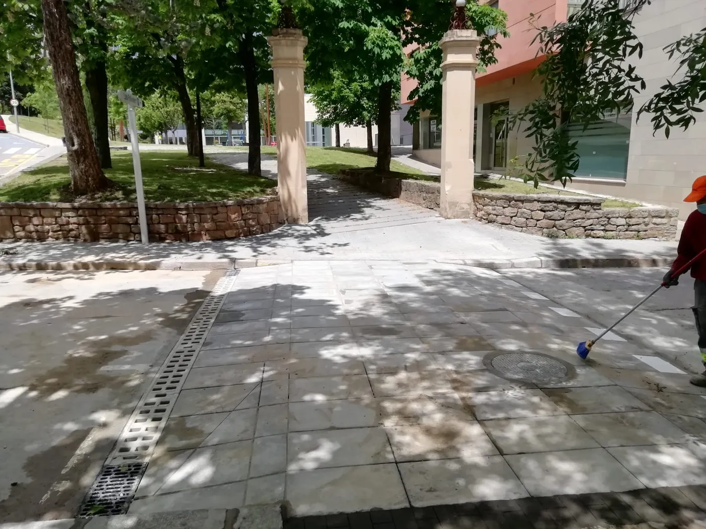 Construeixen un nou pas elevat al passeig per accedir al Casal Cívic i la Sala Polivalent