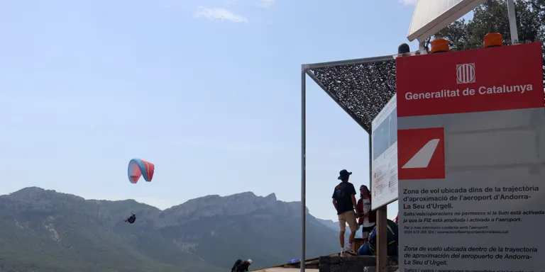 Organyà viu amb preocupació les limitacions als vols en parapent derivades de l'activitat de l'Aeroport Andorra-La Seu d'Urgell