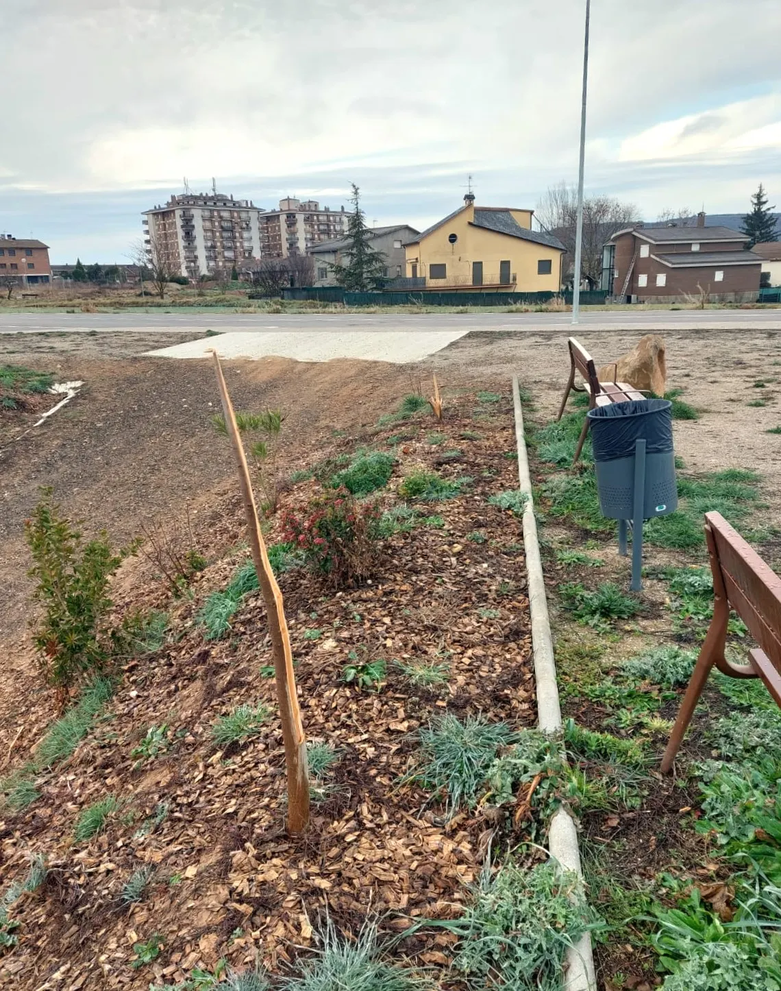 <strong>Dos menors destrossen l'arbrat del nou parc infantil del sector de la Cabana del Silo</strong>