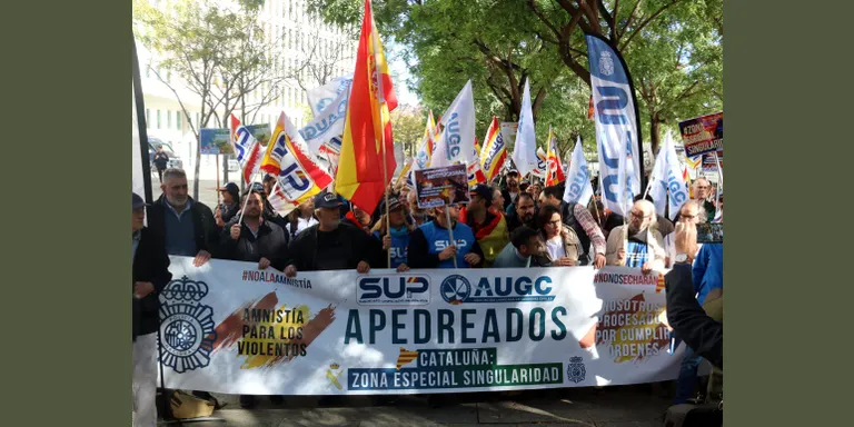 Un centenar de policies i guàrdies civils protesten a la Ciutat Judicial contra l'amnistia amb el suport de PP, Vox i Cs