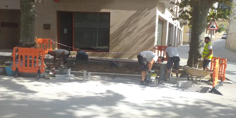 Renovació de dos escocells de la Riera; un per ampliar vorera i l'altre per fer-hi aparcament de bicicletes i patinets