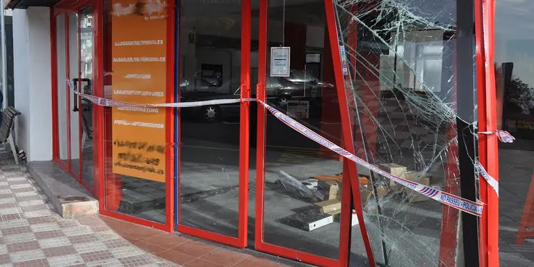 Detinguts in fraganti dos veïns de Pineda quan encastaven un cotxe robat contra una botiga de Calella.