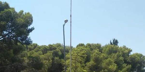 Sostreuen l’estelada de la rotonda de l’avinguda Marquès de Tamarit