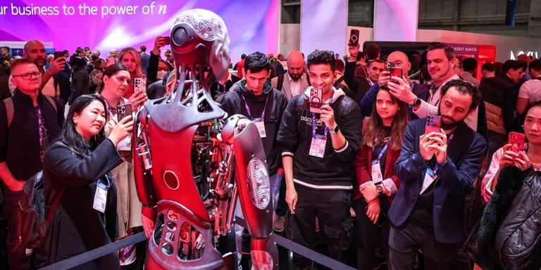Els congressistes omplen el MWC buscant la tecnologia que marcarà la dècada: "Tothom parla d'intel·ligència artificial"