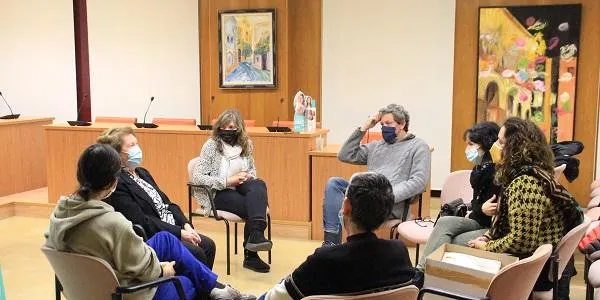 Teresa Saperas posa de manifest la importància dels bolquers i les compreses reutilitzables en una xerrada a Altafulla
