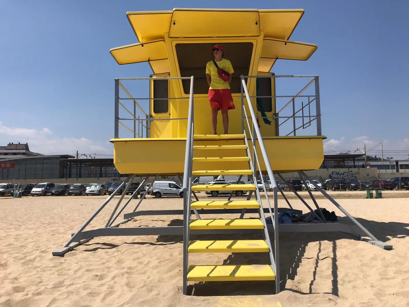 Instal·lada la torre d’intervenció immediata a la platja de Palomares