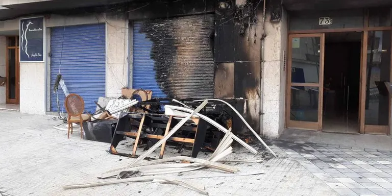 Crema una pila de mobles que hi havia a l'exterior d'un edifici a la Raval de Sant Cristòfol
