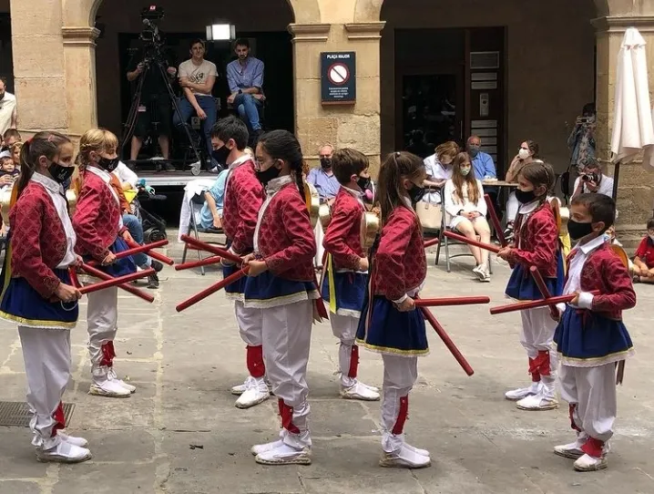L'Agrupació de Geganters de Solsona elimina el requisit d'haver d'estar empadronat a la ciutat per ballar el ball de bastons