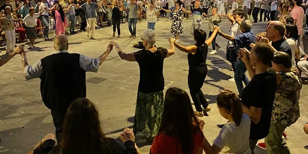Solsona proposa aprendre a ballar i comptar sardanes a les fonts de la ciutat