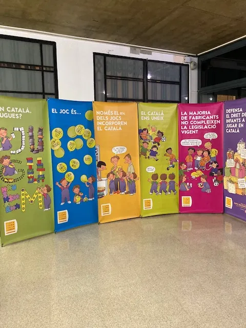 Una exposició al centre cívic i la biblioteca de Caldes convida a reflexionar sobre la importància que els infants puguin jugar en català