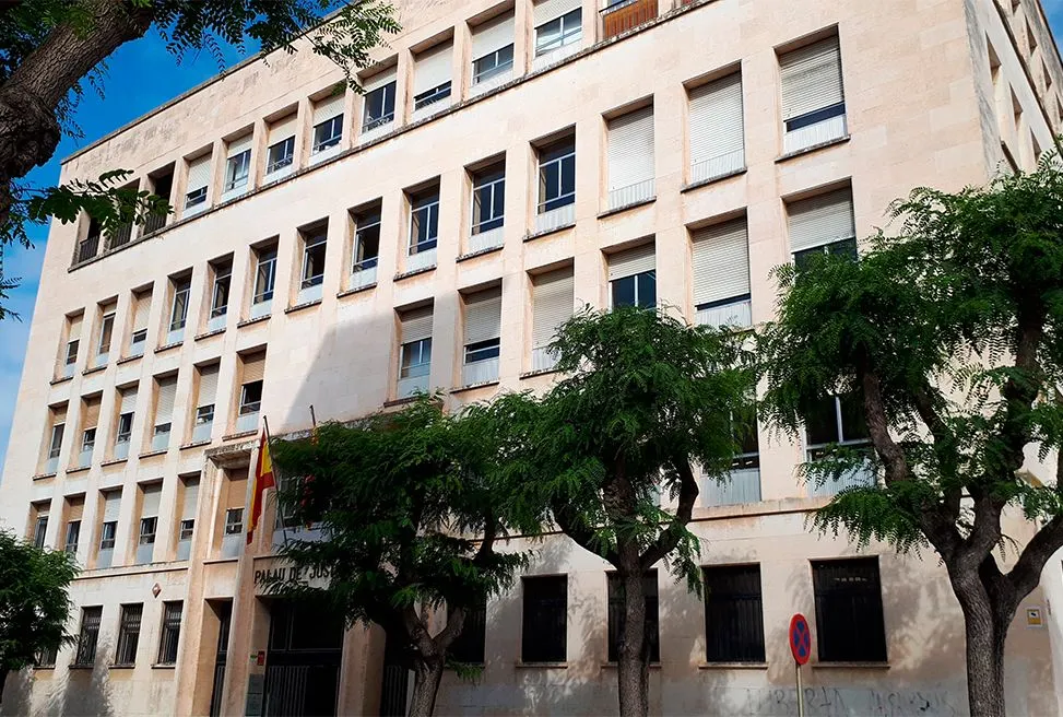 Tres i mig de presó a set persones acusades de vendre droga a Valls