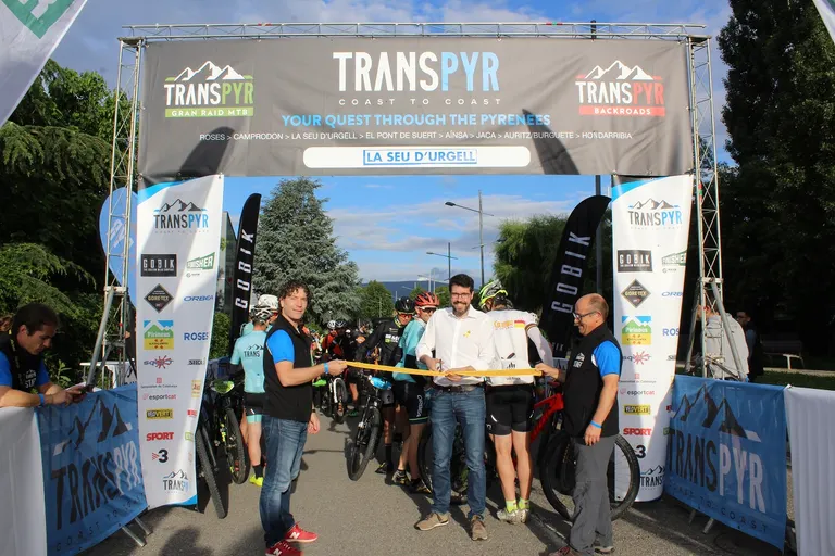 Sortida des de la Seu d'Urgell de la tercera etapa de la Transpyr