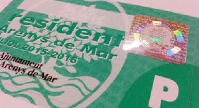 Comencen a enviar-se els adhesius per poder estacionar els residents