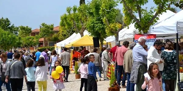 Altafulla viu una de les fires de Sant Jordi amb major afluència de visitants dels darrers anys