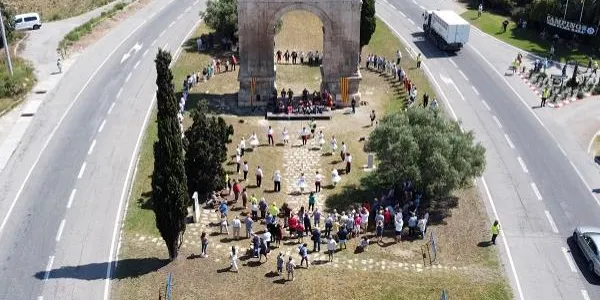 Més de 200 sardanistes ballen encerclant l'Arc de Berà