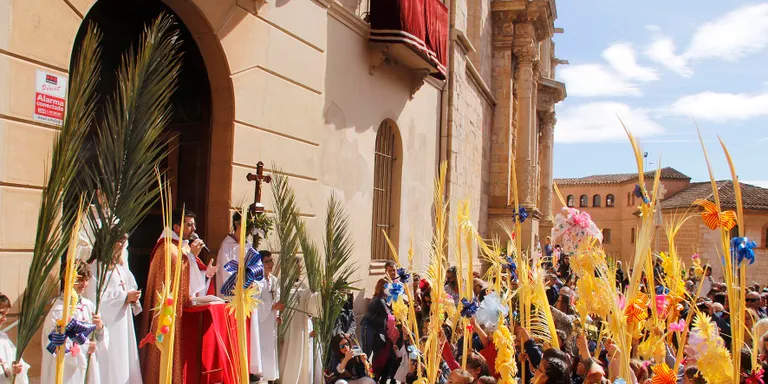 La benedicció de Diumenge de Rams recupera la normalitat, des de plaça i amb aigua beneïda