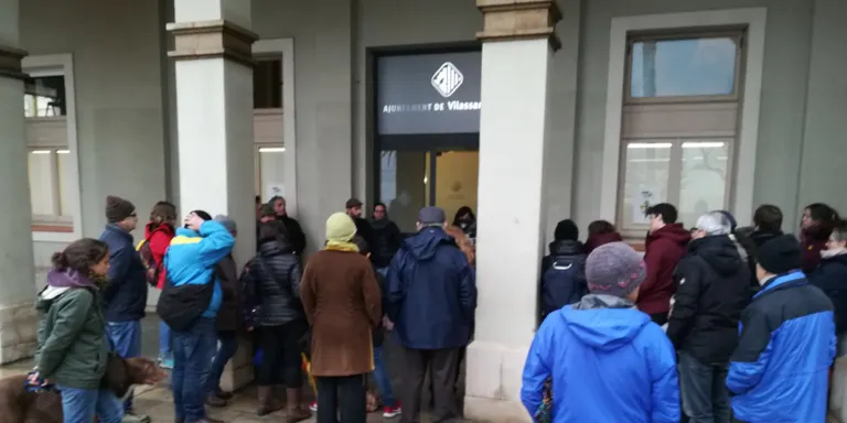 Una quarantena de persones es concentren a la Plaça de l’ajuntament
