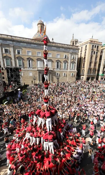 La Colla Joves porta el pilar de 8 emmanillat a la Mercè