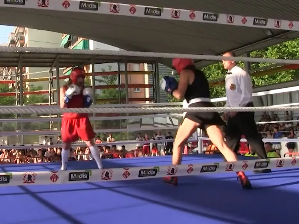VÍDEO: Boxa i solidaritat, plegats a la pista Francesc Calvo