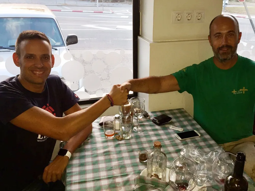 Sergio Gamboa (esquerra) i Rubén Romero (Més Fusta) en el moment de tancar l'acord de col·laboració