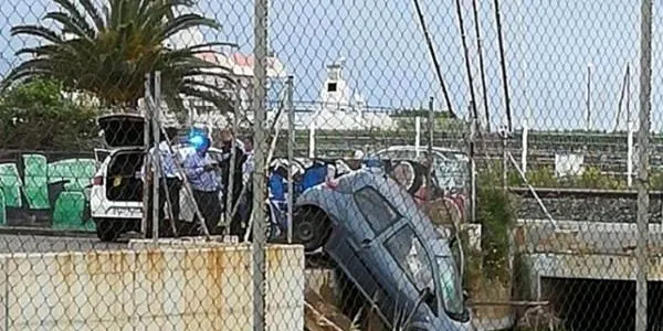 Un veí d’Altafulla que quadruplicava la taxa d’alcoholèmia cau amb el cotxe a la rasa de Torredembarra