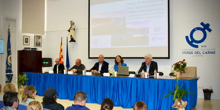 L'agermanament entre Arenys de Mar i La Ràpita s'oficialitza amb més d'un centenar d'arenyencs