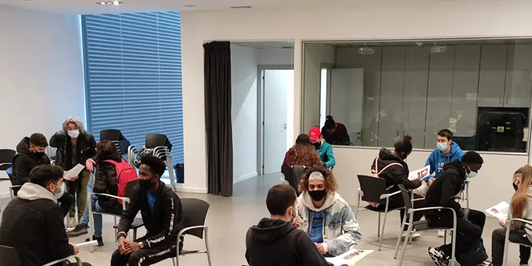 L'Escola d'Adults de Pineda i la Fundació Gentis participen en una acció per fomentar l'ús del català