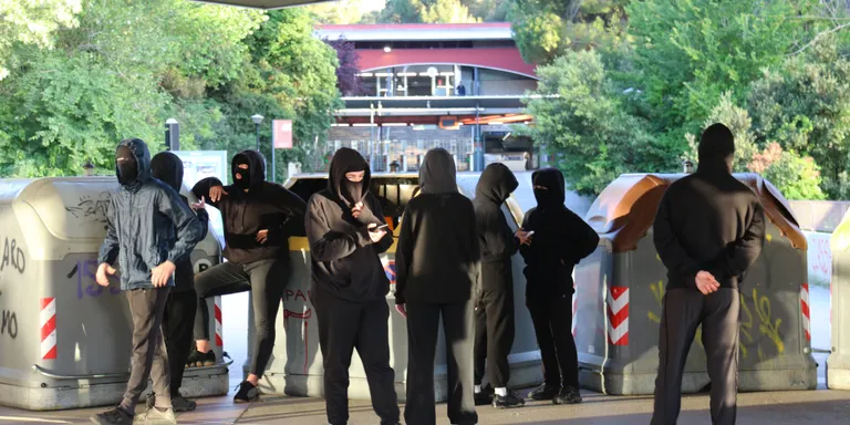 Els estudiants munten barricades per tallar els accessos a la UAB en una nova jornada de vaga