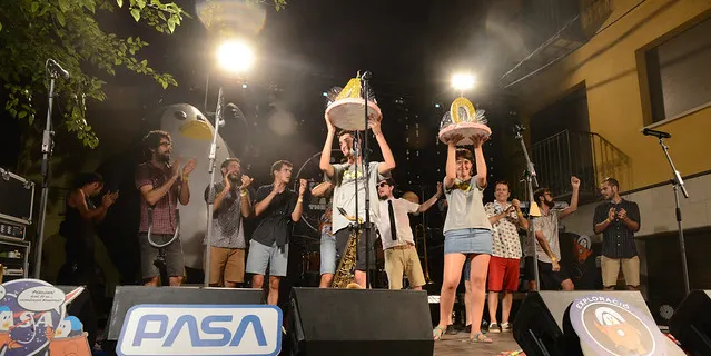 Unes 500 persones omplen el concert del 40è aniversari de l’Embruix