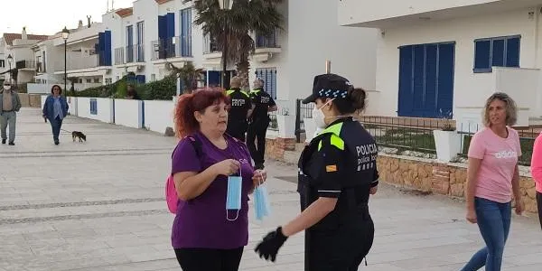 La Policia Local d’Altafulla reparteix mascaretes quirúrgiques entre els veïns