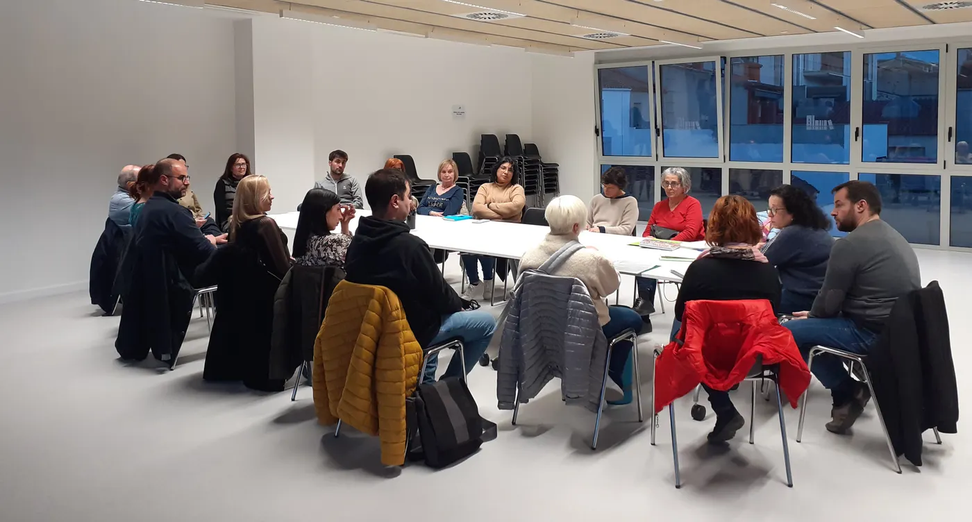 La primera trobada per impulsar el Projecte Educatiu de Caldes aplega 16 persones