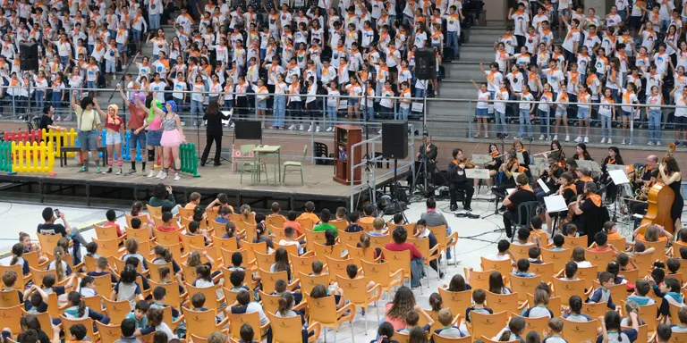 Més de 400 alumnes de 3r de primària de Cambrils fan una cantata al Palau Municipal d’Esports
