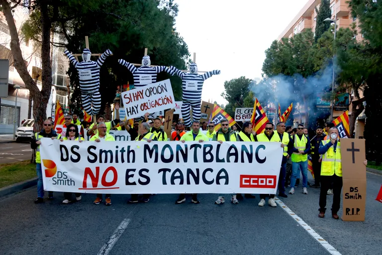 Treballadors d’International Paper es manifesten a Tarragona en el primer dia de vaga indefinida