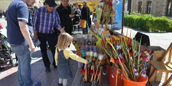 Torredembarra celebra Sant Jordi amb paradetes a la pl. Mn. Joaquim Boronat i la revetlla a la Biblioteca