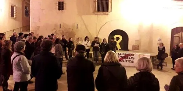 Una cinquantena de persones exigeixen des de la plaça del Pou la llibertat de Sànchez i Cuixart un mes després de l'empresonament