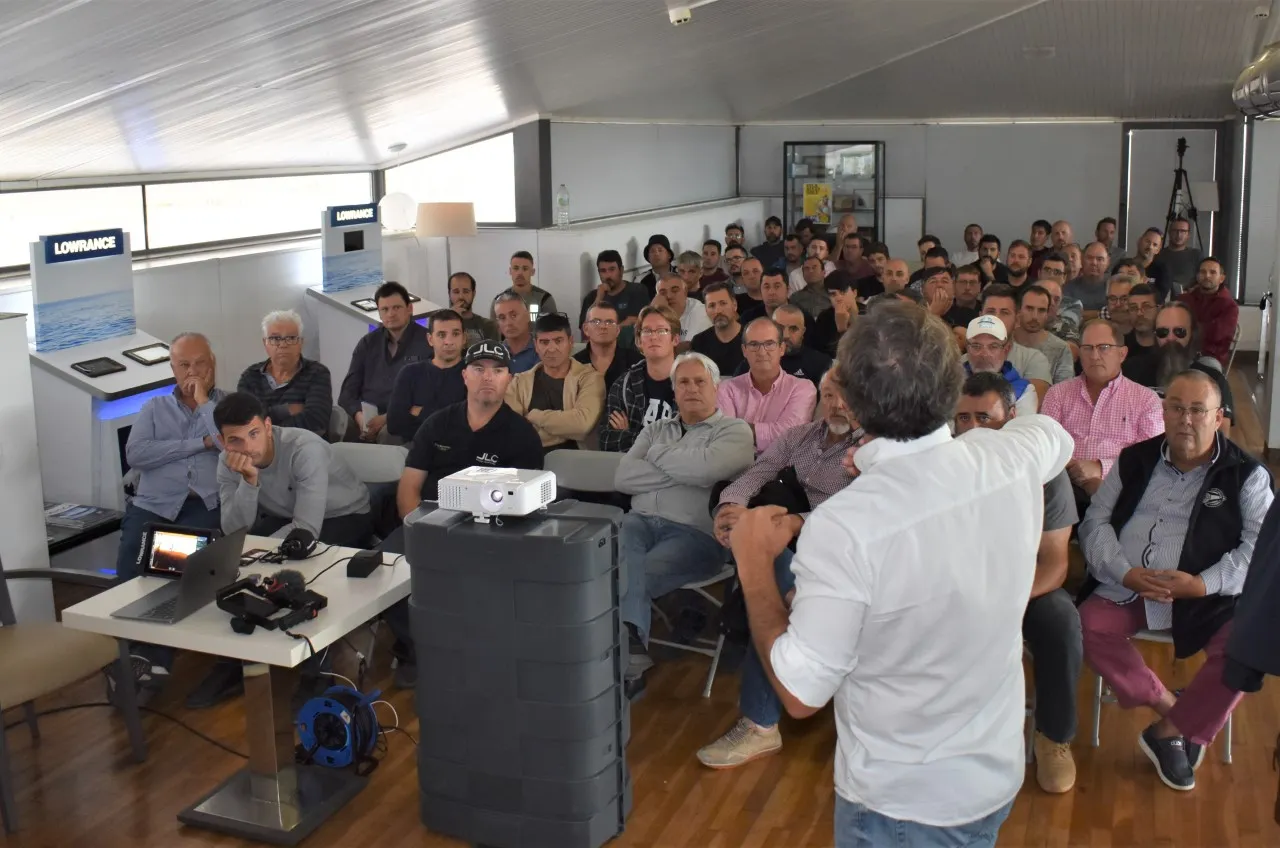 El Club Nàutic Cambrils reuneix 80 participants en una formació sobre l'ús de sondes de pesca