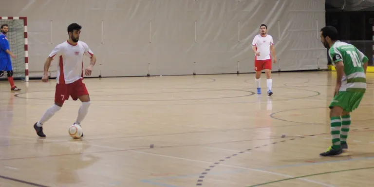 Duels crucials en futbol sala i waterpolo