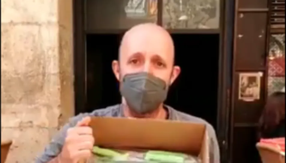 El propietari d’un bar de Valls regala ganivets per lluitar contra la inseguretat al Barri Antic