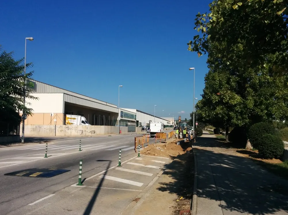 El carril bici s'està construint al PAE de la Llana