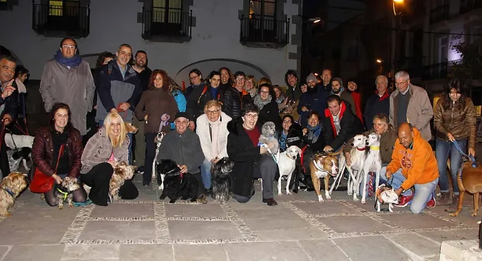 La concentració va reunir al voltant d'una cinquantena de persones ( Foto: Xavi Salbanyà )