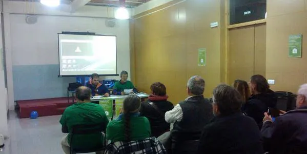 Recollida de signatures a la Seu a favor de la ILP contra la pobresa energètica i les execucions hipotecàries