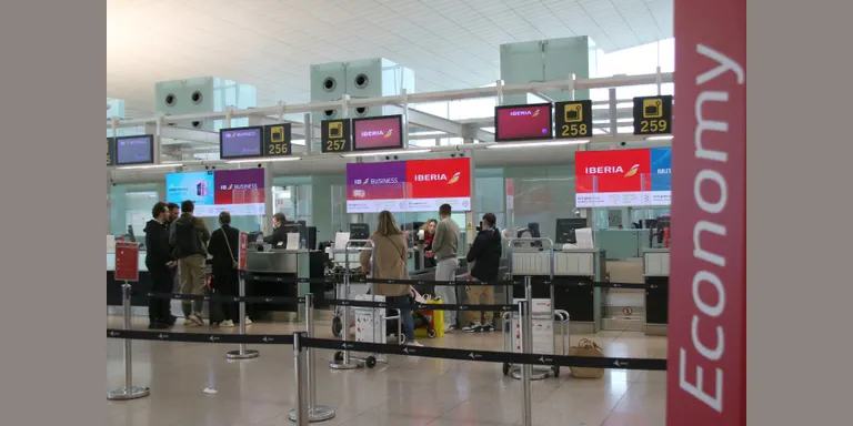 Iberia admet "problemes amb centenars" de maletes en tres dels 29 aeroports que duu el servei de handling