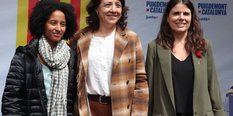 Junts diu que el 12-M està en joc "el futur de la llengua" i que Illa "no mourà ni un dit pel català"