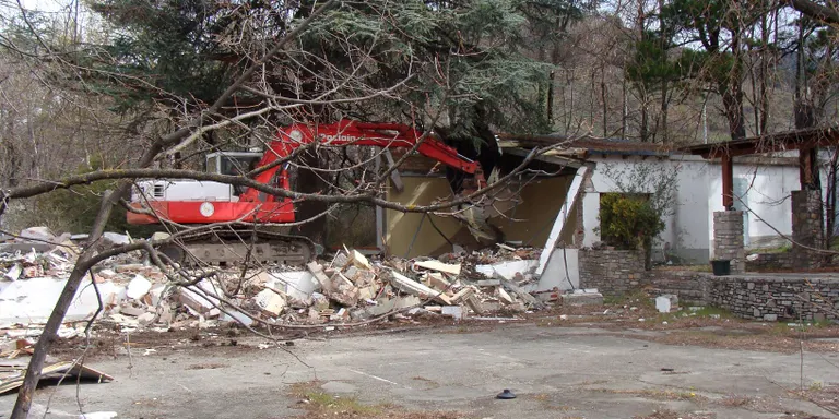 Comencen les obres de demolició de les casetes de l'antic Càmping En Valira